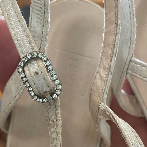 David's Bridal White Bow Heels - Picture 5 of 6